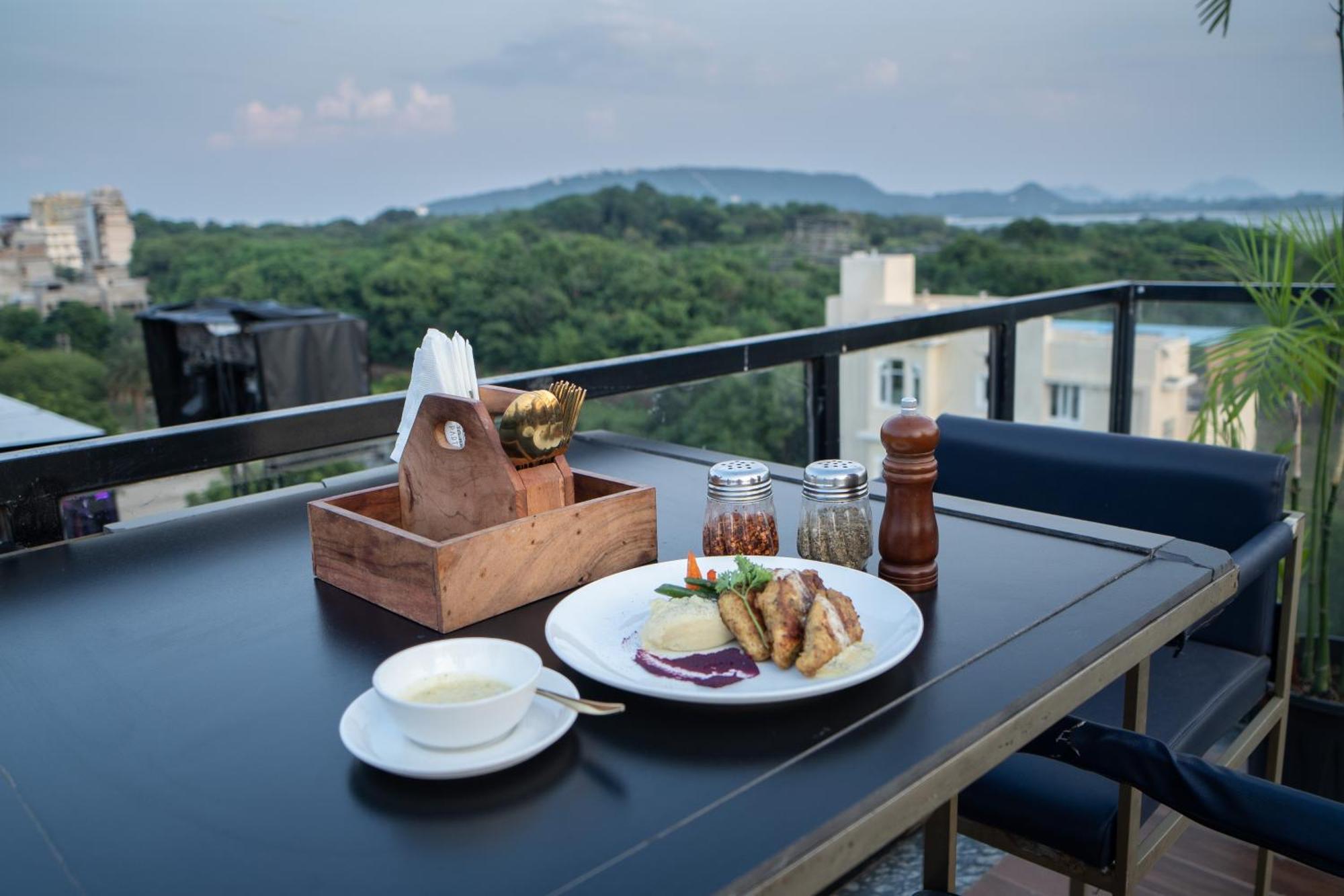 Hotel The Courtyard - Beyond Bar & Club Udaipur Exterior foto